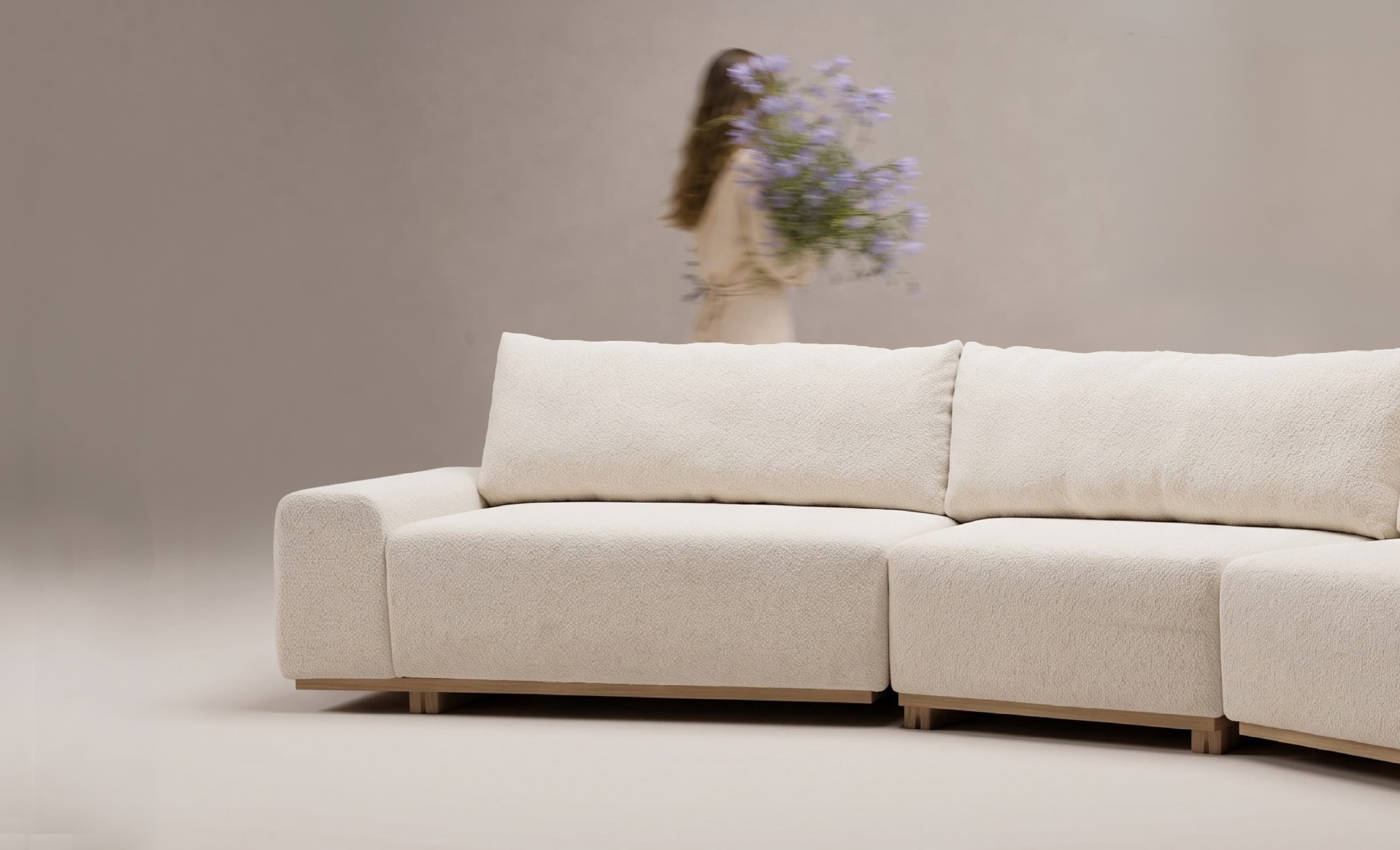 Sofá modular en bouclé crema sobre base de roble, Colección Primavera 2026 de Charo Decoraciones