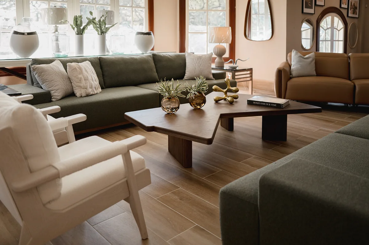Sala con sofá seccional verde y mesa de centro de madera